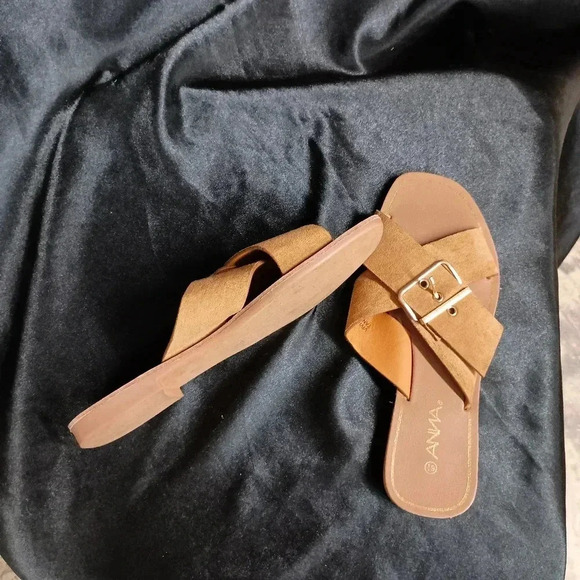 Open toe flat sandal with buckle size 6 and 1/2 - Picture 2 of 8